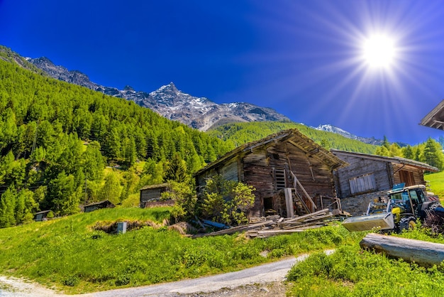 Opuszczony dom i traktor w szwajcarskich Alpach Randa Visp Wallis