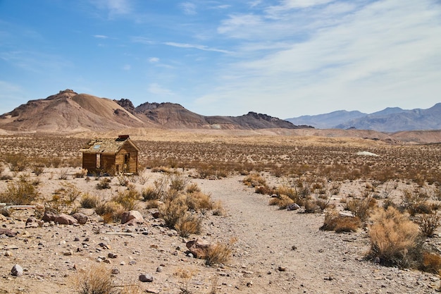 Opuszczony dom jednopokojowy na środku pustyni w górach?
