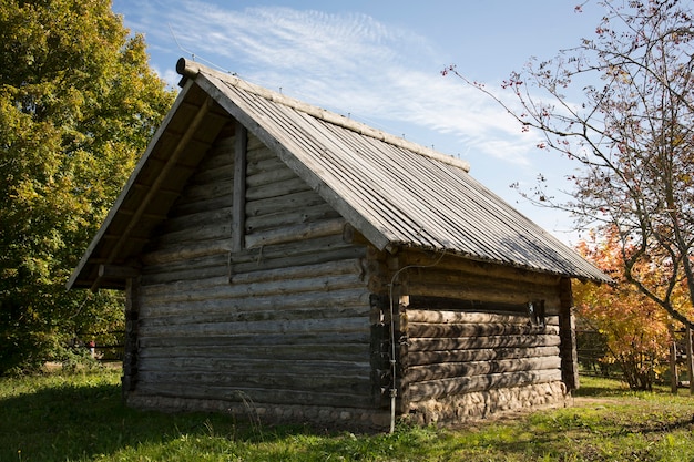 Opuszczony drewniany dom w martwej wiosce. Złota jesień. Stara rustykalna architektura. Zdjęcie wysokiej jakości