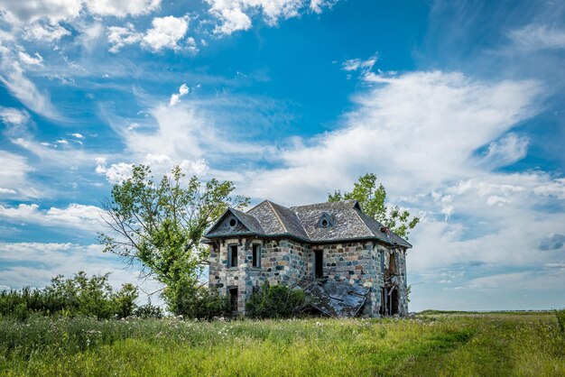 Opuszczony kamienny dom na prerii Saskatchewan w pobliżu Abernethy, Saskatchewan, Kanada