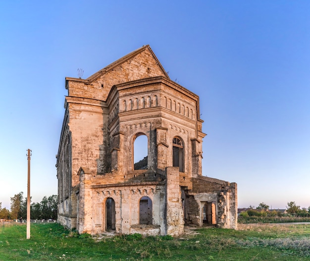 Opuszczony kościół katolicki na Ukrainie