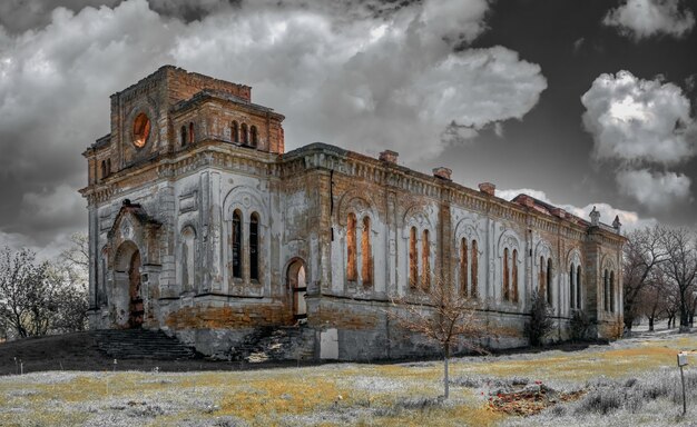 Opuszczony kościół katolicki Świętej Trójcy we wsi Łymańskie, obwód odeski, Ukraina