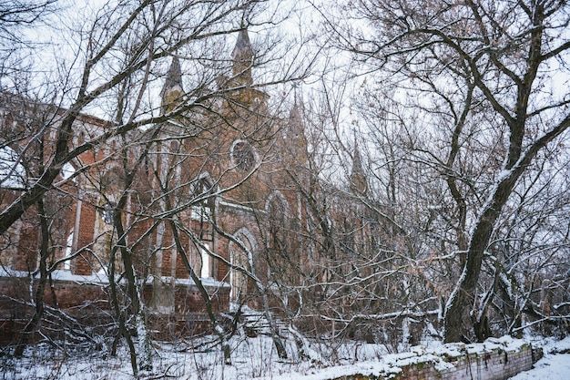 Zdjęcie opuszczony kościół z czerwonej cegły opuszczony kościół neogotycki