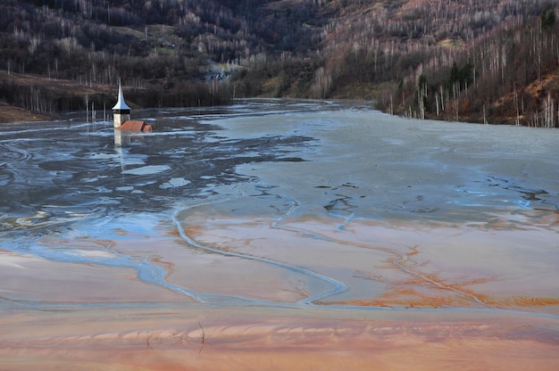 Opuszczony kościół zalany przez jezioro pełne chemicznych pozostałości Geamana Rosia Montana