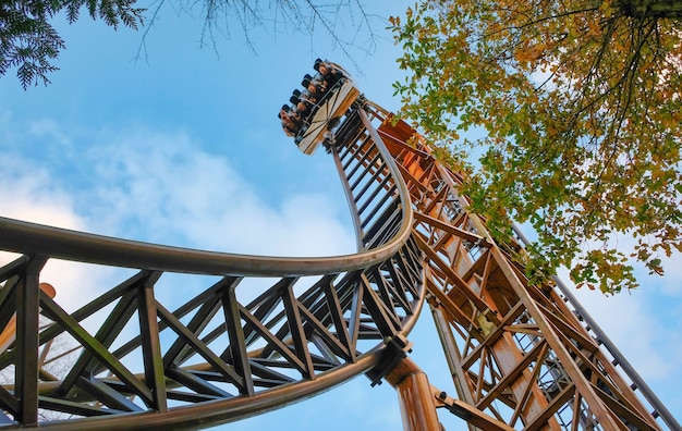 Opuszczony park rozrywki jazda roller coaster