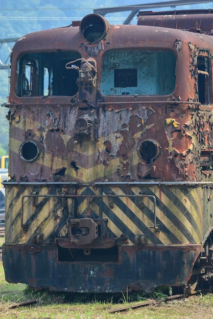 Zdjęcie opuszczony pociąg na torze kolejowym