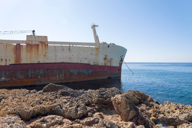 Opuszczony statek, który rozbił się u wybrzeży Cypru