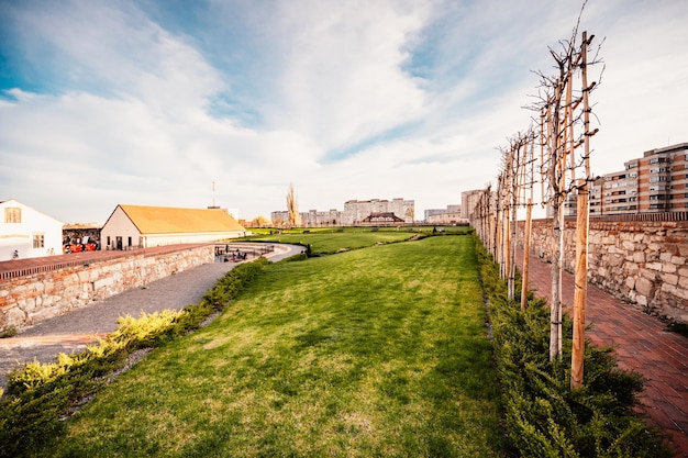 Oradea Rumunia z fortecą znaną również jako Nagyvarad i w tle Catedrala Episcopala invierea Domnului Zachodnia Transylwania w Rumunii