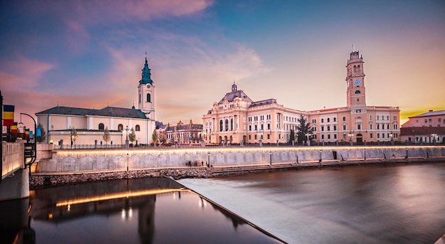 Oradea Rumunia z Union Square Piata Unirii Stolica secesji Zachodnia Transylwania w Rumunii Historyczne miasto kultury w Europie