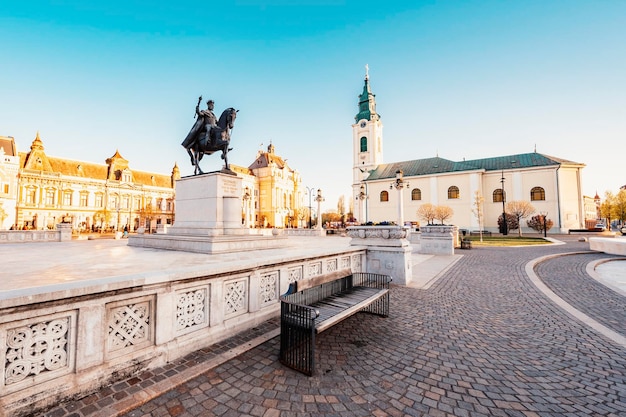 Oradea Rumunia z Union Square Piata Unirii Stolica secesji Zachodnia Transylwania w Rumunii Historyczne miasto kultury w Europie