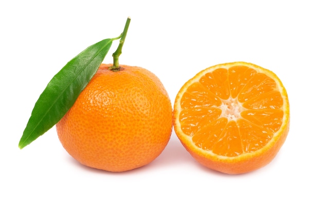 Orane mandarynki z zielonym liściem na białym tle