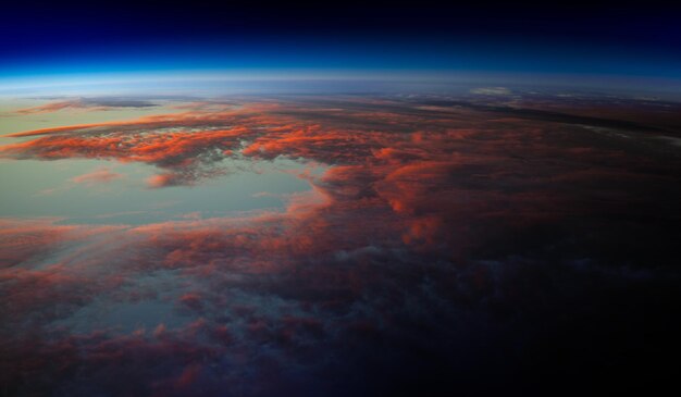Zdjęcie orbita planety ze wschodem słońca i gwiaździstym niebem