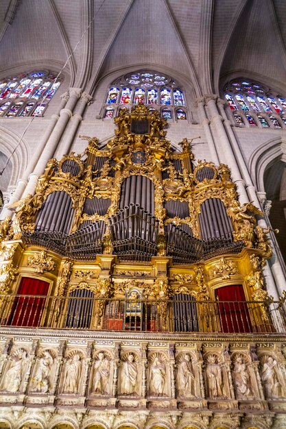 Organ.wewnątrz katedry w toledo, witraże, kaplica, miasto cesarskie. Hiszpania