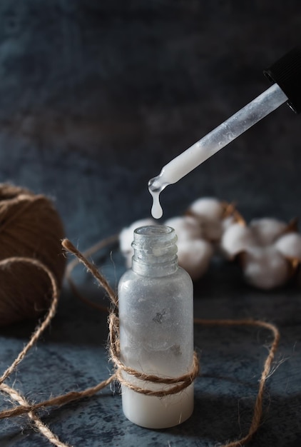 Organiczna domowa koncepcja kosmetyków zero waste serum do pielęgnacji skóry na ciemnym tle selektywne skupienie