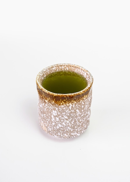 Organiczna gorąca zielona herbata matcha w ceramicznej filiżance