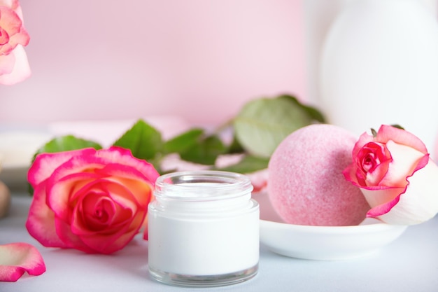 Organiczna pielęgnacja kosmetyczna ziołowy krem upiększający do skóry twarzy, rąk, oczu z różą
