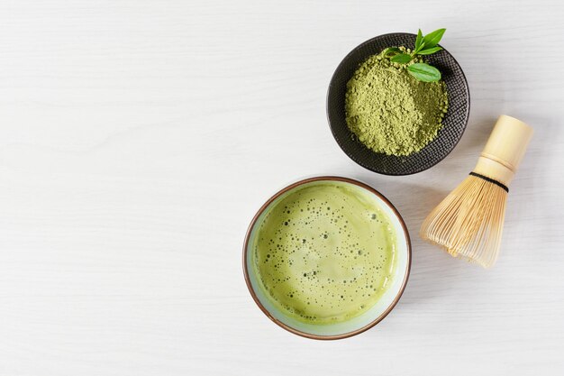 Organiczna zielona herbata matcha w proszku Matcha i napój herbaciany matcha w misce
