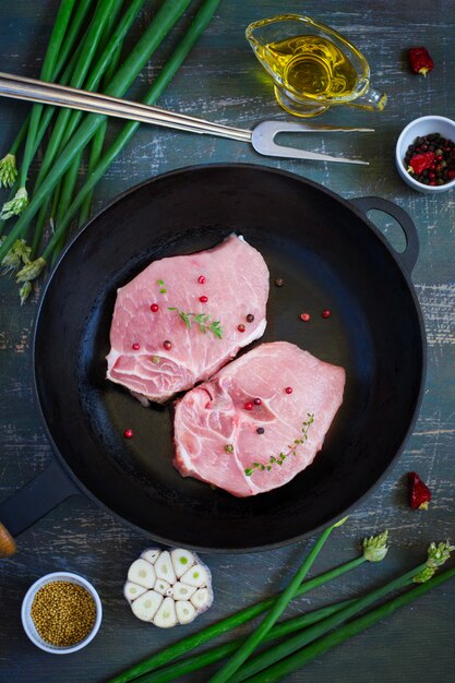 Organiczne kotlety wieprzowe na żeliwnej patelni