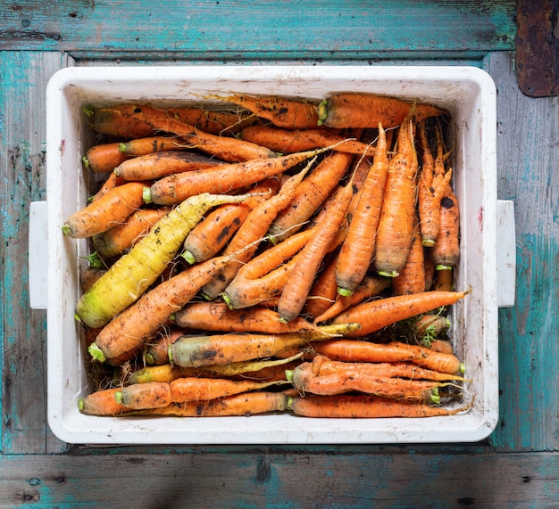 Organiczne Marchewki W Wattled Koszykowym Odgórnym Widoku Drewnianym