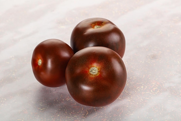 Zdjęcie organiczne naturalne soczyste pomidory kumato