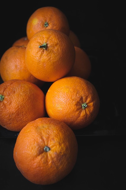 Organiczne pomarańcze z hiszpańskiego obszaru śródziemnomorskiego. Świeże, organiczne i pachnące pomarańcze