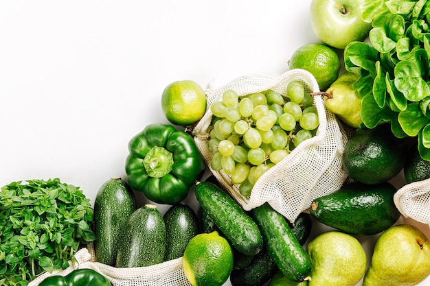 organiczne warzywa i świeże warzywa w torbach wielokrotnego użytku na białym tle