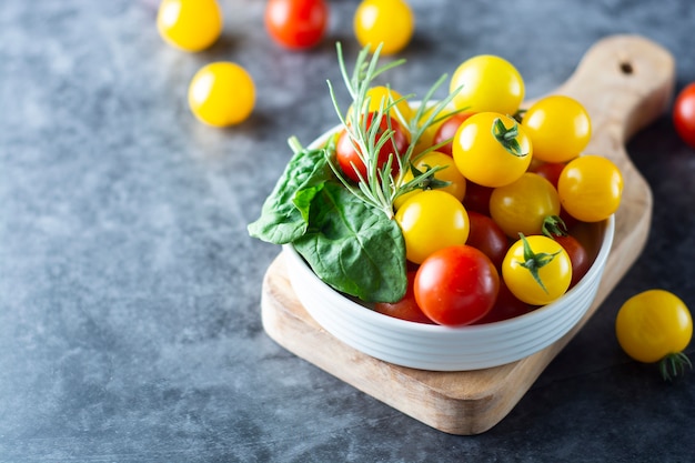 Organiczne żółte i czerwone pomidory w talerzu