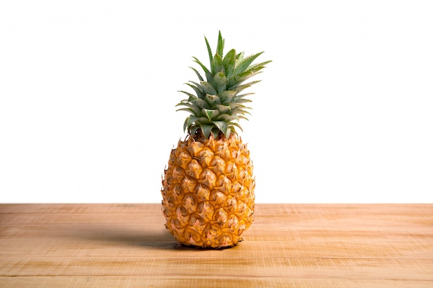 Organicznie ananas na drewnianym z Białym tłem