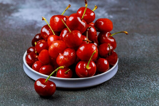 Organicznie Czerwone Wiśnie W Talerzu Na Ciemnej Powierzchni