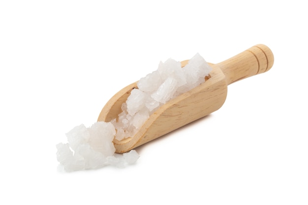 Organicznie denne biel soli pastylki w drewnianym pucharze na białym tle.