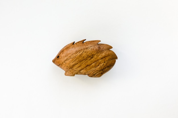 Zdjęcie organicznie ręcznie robiona drewniana jeż zabawka odizolowywająca na bielu