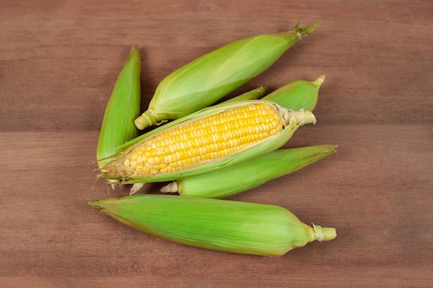 Organicznie świezi Corncobs Lub Kukurydzani Ucho Na Drewnie. Jedzenie Dla Zdrowie.