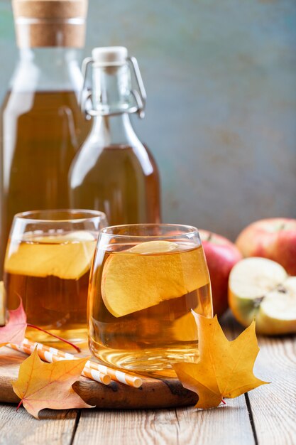 Organiczny jabłkowy cydr lub sok.