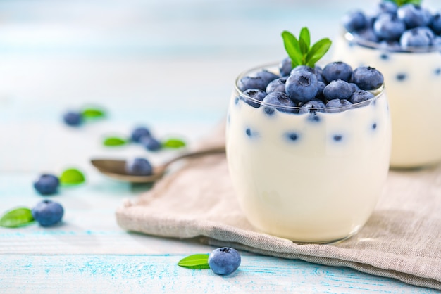 Organiczny jogurt z jagodami
