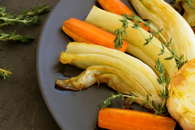 Organiczny koper smażony z czosnkiem i tymiankiem.