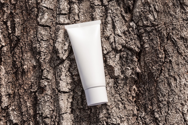 Organiczny Krem Kosmetyczny W Tubie Na Naturalnej ścianie Kory Drzewa. Makieta Opakowania Produktów Kosmetycznych