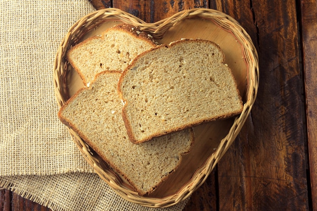 Organiczny Krojony Chleb Pełnoziarnisty W Kształcie Serca