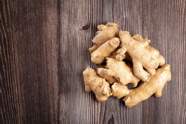 Organiczny świeży korzeń imbiru na stole