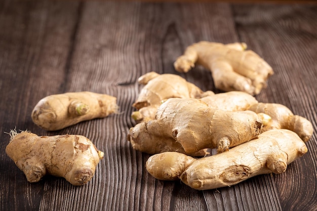 Zdjęcie organiczny świeży korzeń imbiru na stole