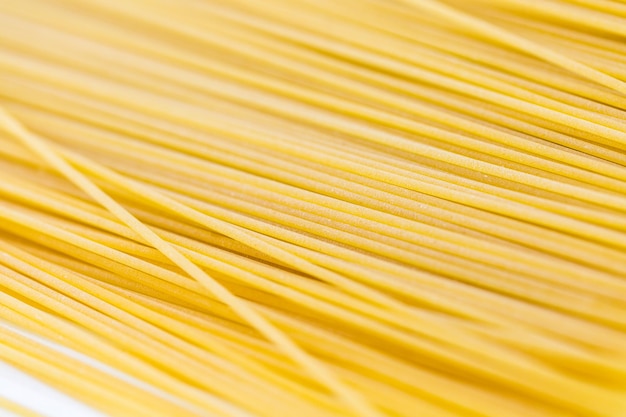 Organiczny żółty Makaron Spaghetti Na Białym Tle.