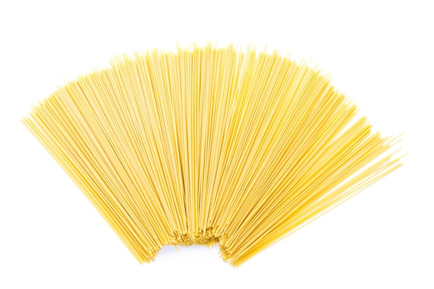 Organiczny żółty Makaron Spaghetti Na Białym Tle.