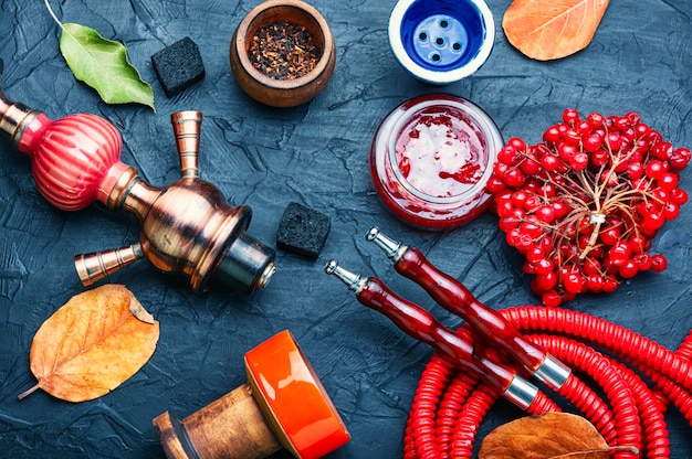 Zdjęcie orientalny ustnik do fajki wodnej i tytoń do fajki wodnej jagodowej