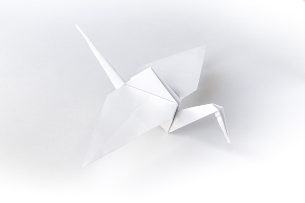 Zdjęcie origami z papierowej dźwigni izolowane na pustym białym tle