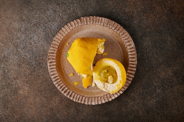 Oryginalna deserowa cytryna owocowa według pomysłu francuskich cukierników przełamana na pół śmietany