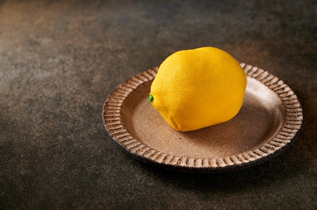 Oryginalna deserowa owocowa cytryna według pomysłu francuskiego kremu cukierniczego na bazie śmietanki
