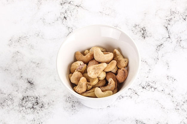 Orzechy cashew gromadzone w misce