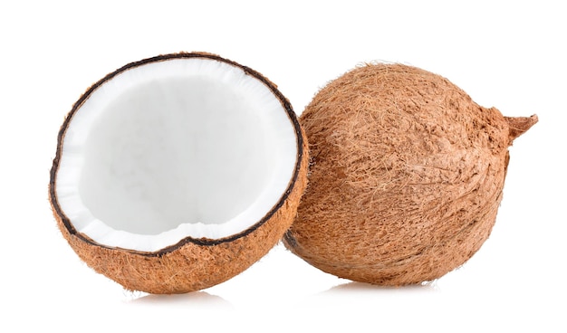Orzechy kokosowe na białym tle