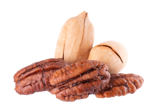 Zdjęcie orzechy pecan samodzielnie na białym tle pecan łuskane i niełuskane ścieżka przycinająca