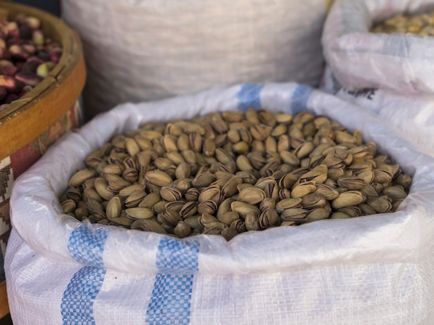 Orzechy pistacjowe w torebce są na bazarze w Turcji.