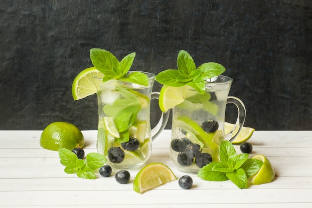 Orzeźwiające lato pije lemoniadę lub koktajl Mojito z lodem z limonki świeżej mięty.